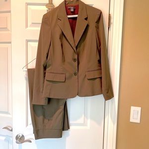 Saks Fifth Avenue Folio like new suit